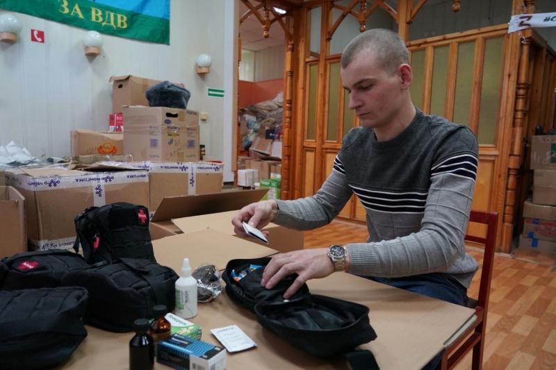 Волонтеры шьют для российских солдат аптечки и носилки