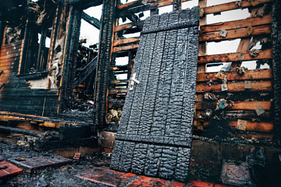 В Самарской области участковые спасли пенсионера из горящего дома 