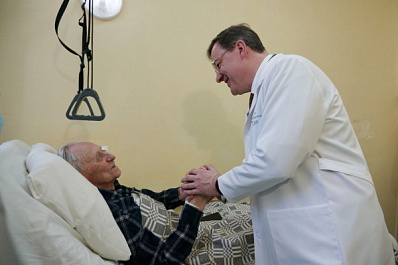 Дмитрий Азаров поздравил с Днем Победы ветеранов в самарской больнице Пирогова