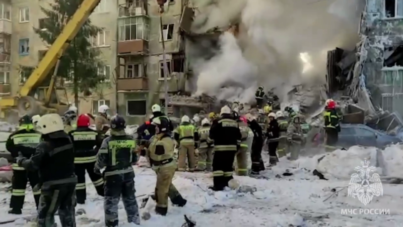 В Новосибирске спасатели продолжают разбирать завалы дома после взрыва газа