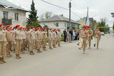 Юнармейцы Безенчукского района прошли торжественным маршем под окнами ветеранов