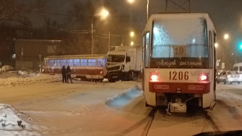 Очевидцы: в Самаре на Заводском шоссе фура влетела в трамвай