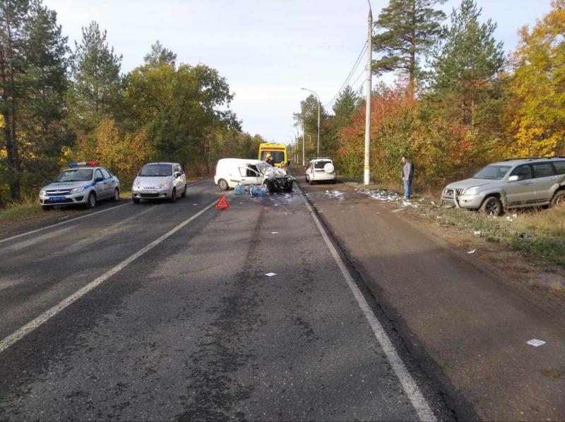 Водитель в тяжелом состоянии: в Тольятти иномарка врезалась в "Ларгус"