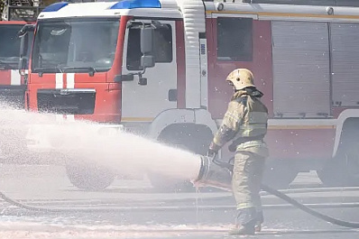 В Новокуйбышевске 135 человек тушили пожар в цеху всю ночь 