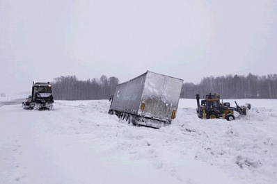 Застрявшую в снегу фуру откапывали два дня под Новосибирском