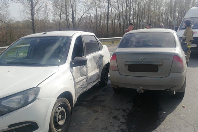 В Самарской области после ДТП с "Грантой" и "Калиной" два человека оказались в больнице