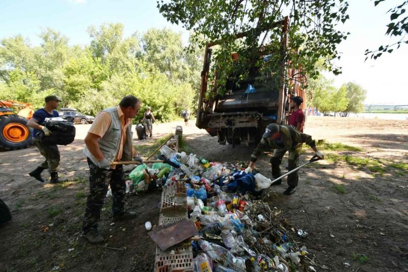 В Самарской области с пляжа на реке Сок вывезли полный грузовик мусора