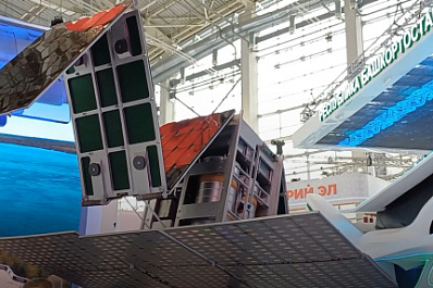 Гостям стенда Самарской области на выставке "Россия" показали макет малого спутника "АИСТ-СТ"