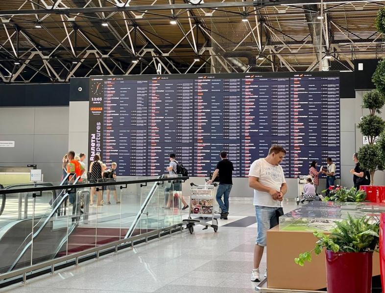 Российские туристы застряли в Екатеринбурге и Анталье из-за перенесенных рейсов