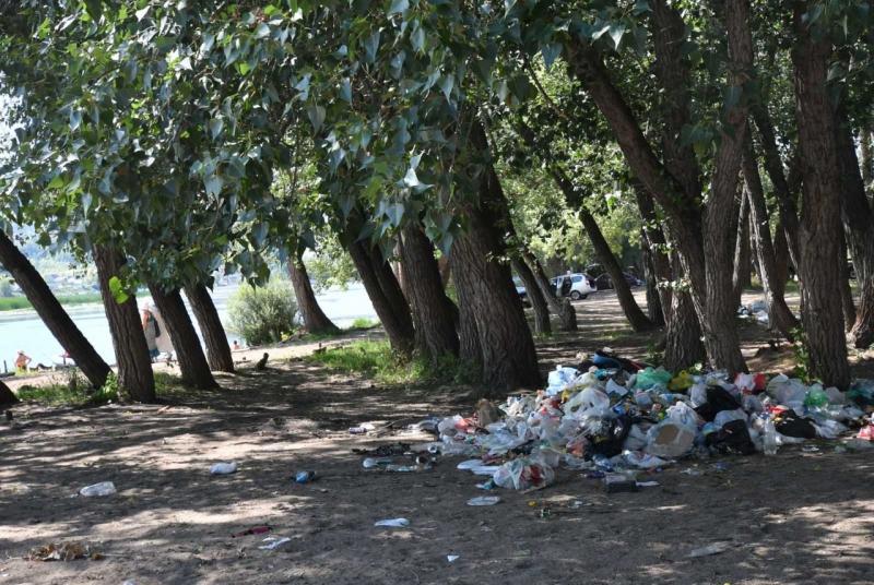 В Самарской области с пляжа на реке Сок вывезли полный грузовик мусора