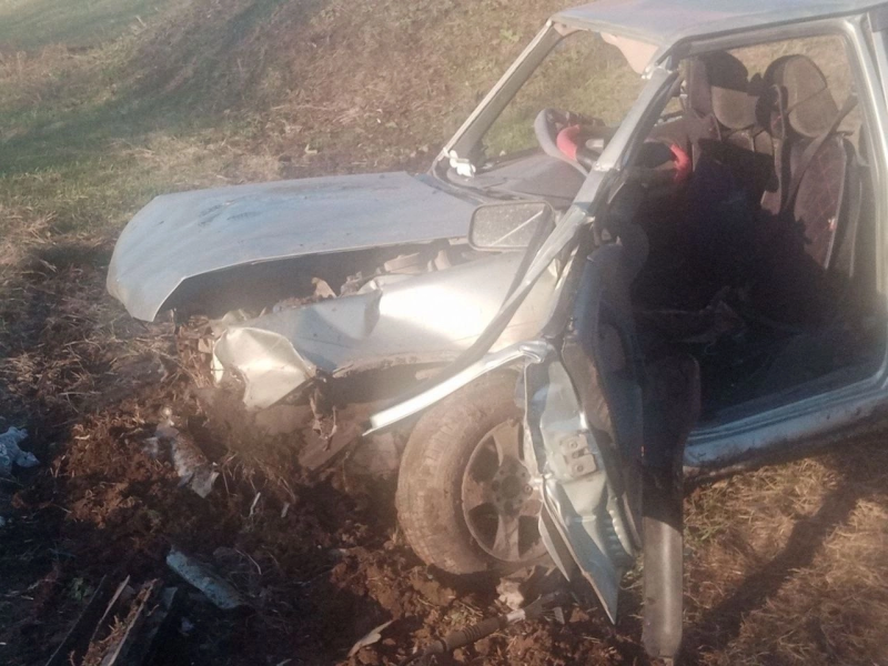 В Самарской области 13 апреля на трассе перевернулся автомобиль