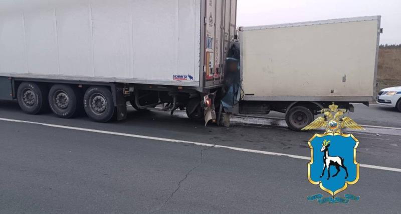 На трассе в Самарской области после столкновения с фурой погиб водитель "газели"