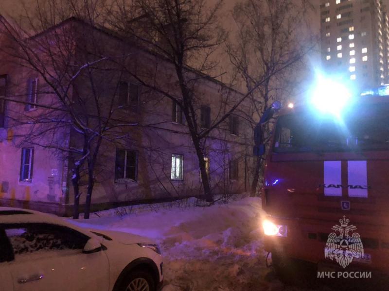 В Самаре из горящей квартиры спасли двух человек
