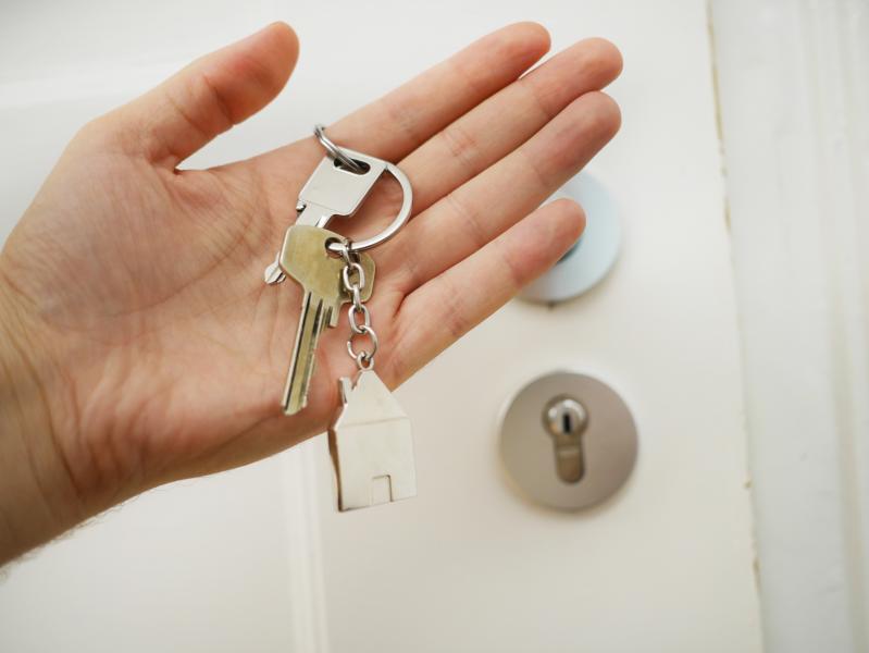 Приставы помогли мужчине получить ключи от унаследованной квартиры
