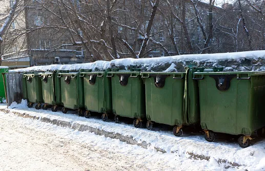 Уснул возле мусорки: в Новосибирске мужчина в форме охранника спал на снегу 